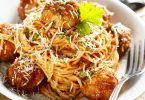 Een Gezonde en Nootachtige Draai aan Spaghetti en Gehaktballen