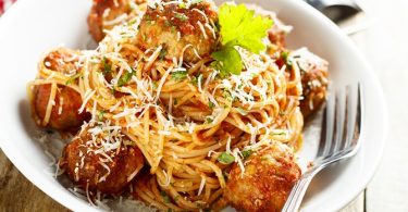 Een Gezonde en Nootachtige Draai aan Spaghetti en Gehaktballen