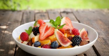 Koel Af met een Schaal Verse Fruitsalade