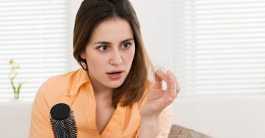Waarom Valt Mijn Haar Toch Steeds Uit? Alles Over Haarverlies