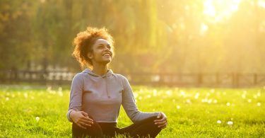 Yoga poses om spanning en stress te verlichten